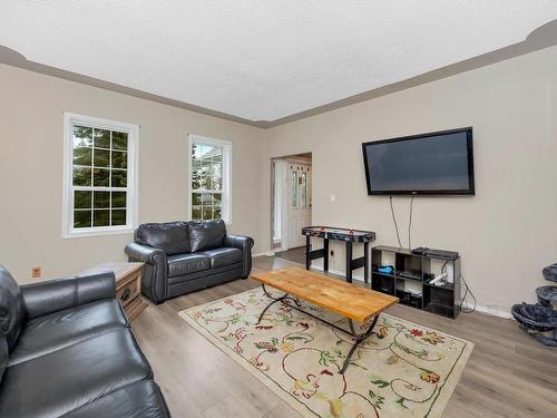 5169 Hykawy Rd, Duncan, BC - Indoor Photo Showing Living Room