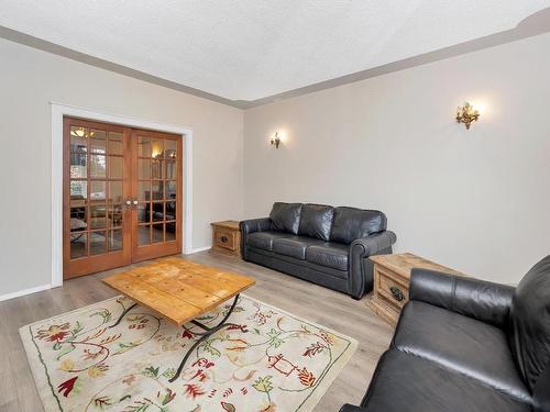 5169 Hykawy Rd, Duncan, BC - Indoor Photo Showing Living Room