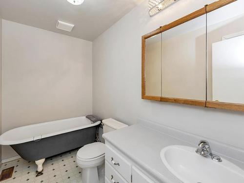 5169 Hykawy Rd, Duncan, BC - Indoor Photo Showing Bathroom