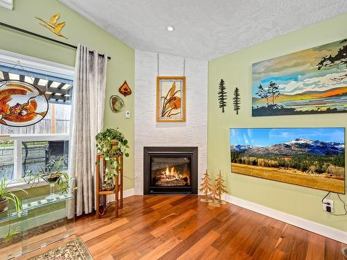1-417 Heather Crt, Comox, BC - Indoor Photo Showing Living Room With Fireplace