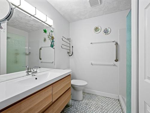 1-417 Heather Crt, Comox, BC - Indoor Photo Showing Bathroom