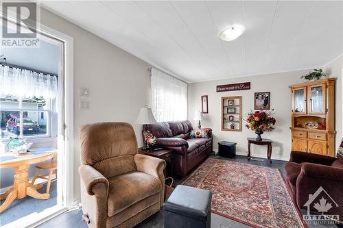 26-28 Halton Street, Perth, ON - Indoor Photo Showing Living Room