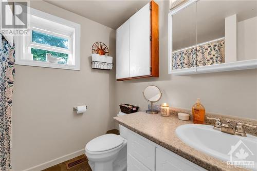 26-28 Halton Street, Perth, ON - Indoor Photo Showing Bathroom