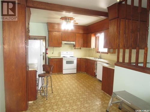 225 6Th Avenue E, Assiniboia, SK - Indoor Photo Showing Kitchen
