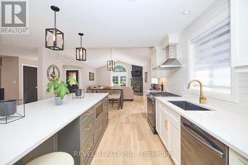 26 Oakridge Blvd, Pelham, ON - Indoor Photo Showing Kitchen With Upgraded Kitchen