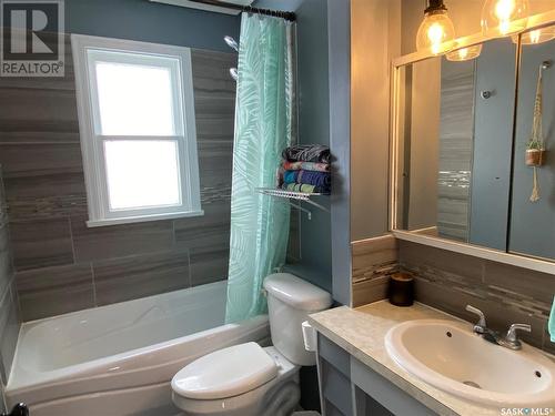 13 Logan Crescent E, Yorkton, SK - Indoor Photo Showing Bathroom