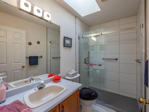 45 Kingfisher Drive, Penticton, BC - Indoor Photo Showing Bathroom