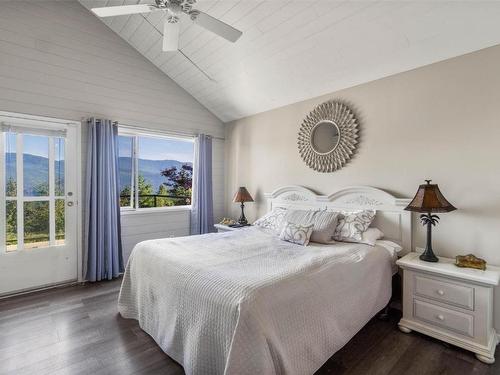 2221 Sunset Point, Blind Bay, BC - Indoor Photo Showing Bedroom