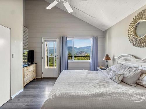 2221 Sunset Point, Blind Bay, BC - Indoor Photo Showing Bedroom