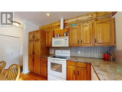 4977 Plateau Road, 108 Mile Ranch, BC - Indoor Photo Showing Kitchen