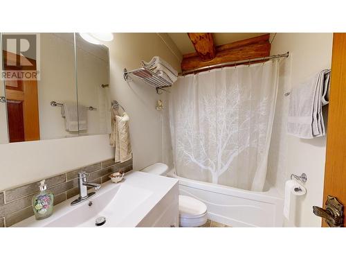 4977 Plateau Road, 108 Mile Ranch, BC - Indoor Photo Showing Bathroom