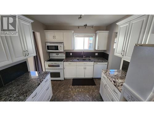 128 Red Willow Avenue, Tumbler Ridge, BC - Indoor Photo Showing Kitchen