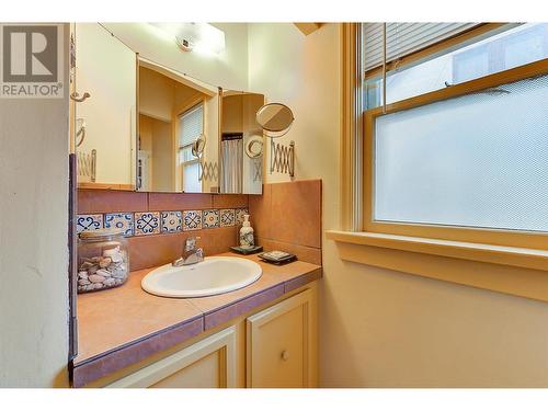 866 Dehart Avenue, Kelowna, BC - Indoor Photo Showing Bathroom