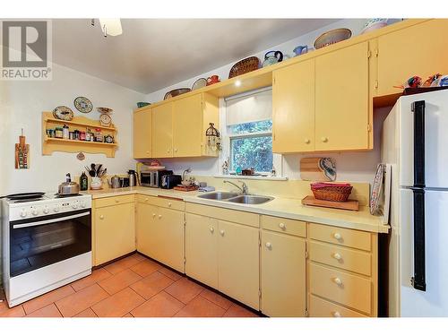 866 Dehart Avenue, Kelowna, BC - Indoor Photo Showing Kitchen With Double Sink