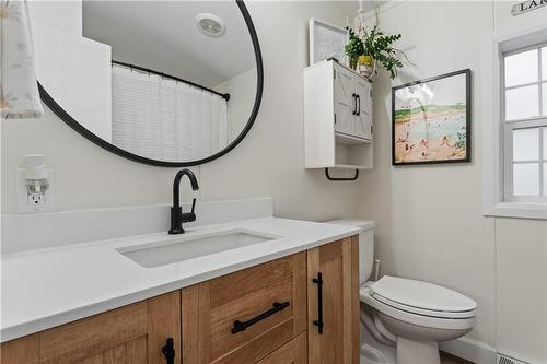 27 Ash Avenue, Puslinch, ON - Indoor Photo Showing Bathroom