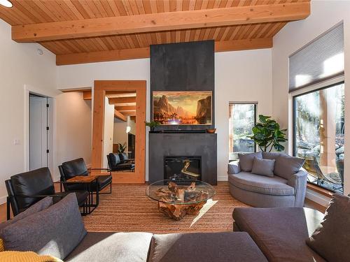4359 Camco Rd, Courtenay, BC - Indoor Photo Showing Living Room With Fireplace