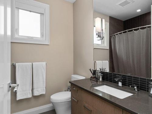 2685 Burdick Ave, Oak Bay, BC - Indoor Photo Showing Bathroom