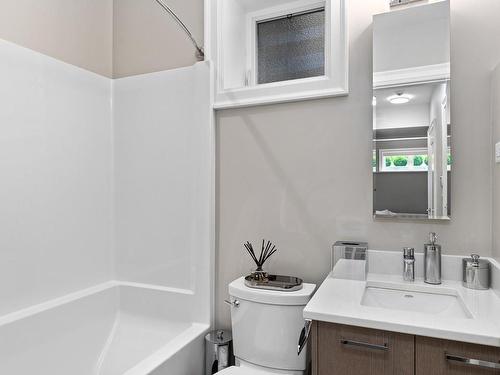 2685 Burdick Ave, Oak Bay, BC - Indoor Photo Showing Bathroom