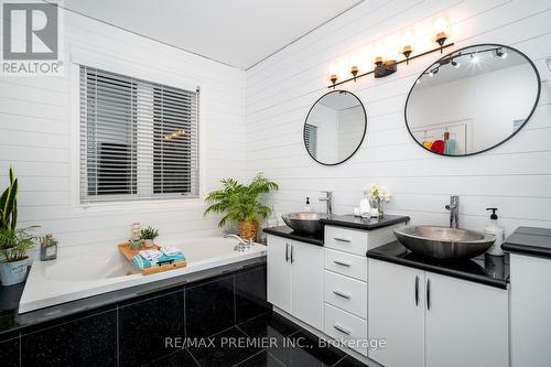 51 Ballantrae Rd, Whitchurch-Stouffville, ON - Indoor Photo Showing Bathroom