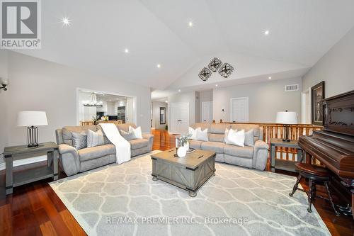 51 Ballantrae Rd, Whitchurch-Stouffville, ON - Indoor Photo Showing Living Room