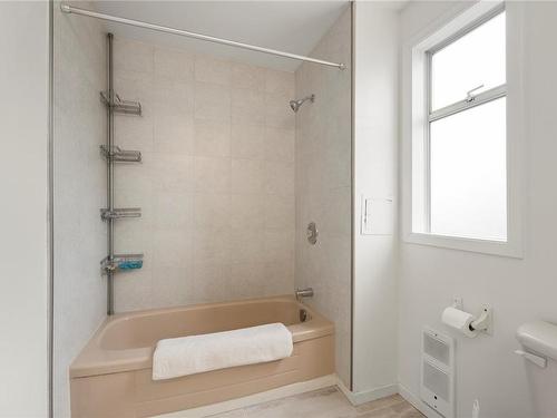 526 Prideaux St, Nanaimo, BC - Indoor Photo Showing Bathroom