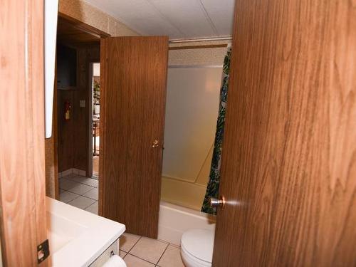 7520 West Subdivision Road, Clinton, BC - Indoor Photo Showing Bathroom