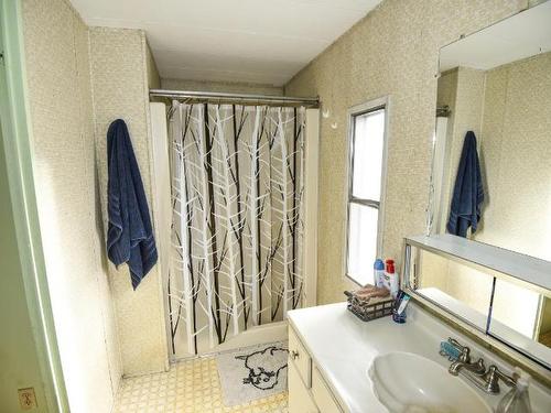 7520 West Subdivision Road, Clinton, BC - Indoor Photo Showing Bathroom