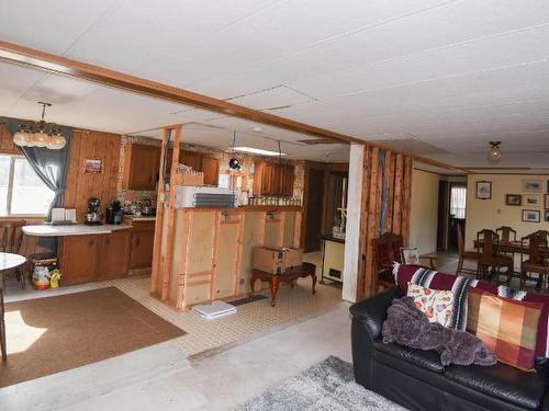 7520 West Subdivision Road, Clinton, BC - Indoor Photo Showing Living Room