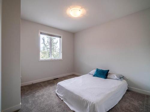 5766 Dallas Drive, Kamloops, BC - Indoor Photo Showing Bedroom