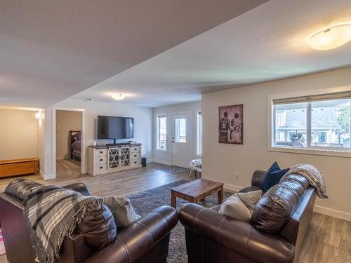 5766 Dallas Drive, Kamloops, BC - Indoor Photo Showing Living Room