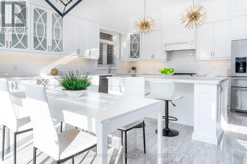 20 Deerfield Lane, Hamilton, ON - Indoor Photo Showing Kitchen With Upgraded Kitchen