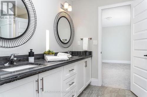20 Deerfield Lane, Hamilton, ON - Indoor Photo Showing Bathroom