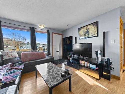 1079 Surrey Ave, Kamloops, BC - Indoor Photo Showing Living Room