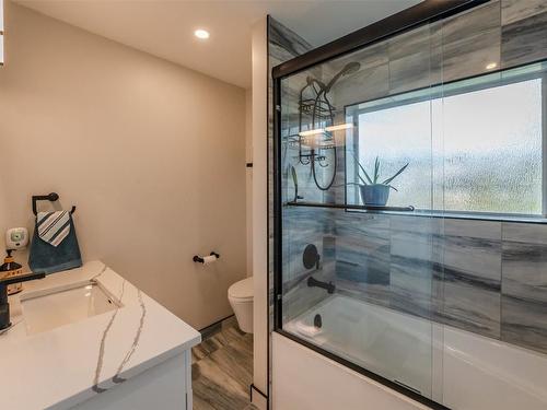 57 Greenwood Drive, Penticton, BC - Indoor Photo Showing Bathroom