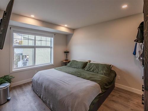 57 Greenwood Drive, Penticton, BC - Indoor Photo Showing Bedroom