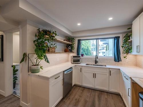 57 Greenwood Drive, Penticton, BC - Indoor Photo Showing Kitchen