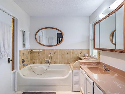 4980 Chute Lake Road, Kelowna, BC - Indoor Photo Showing Bathroom