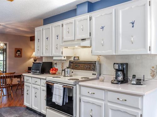 4980 Chute Lake Road, Kelowna, BC - Indoor Photo Showing Kitchen