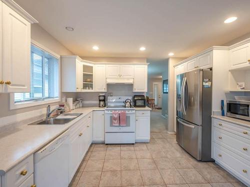 536 Red Wing Drive, Penticton, BC - Indoor Photo Showing Kitchen