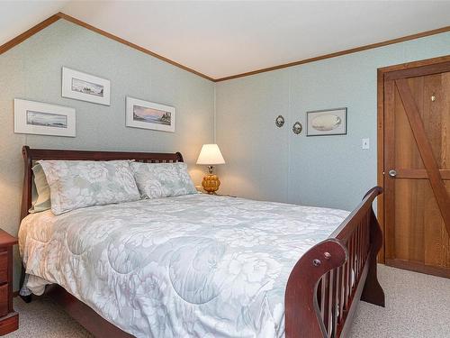 5945 Island Hwy West, Qualicum Beach, BC - Indoor Photo Showing Bedroom