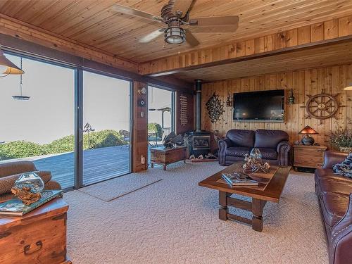 5945 Island Hwy West, Qualicum Beach, BC - Indoor Photo Showing Living Room