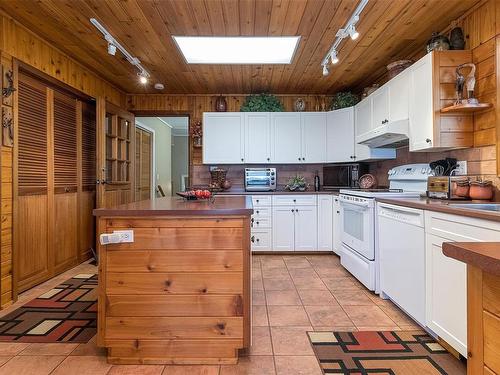 5945 Island Hwy West, Qualicum Beach, BC - Indoor Photo Showing Kitchen