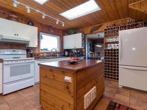5945 Island Hwy West, Qualicum Beach, BC - Indoor Photo Showing Kitchen