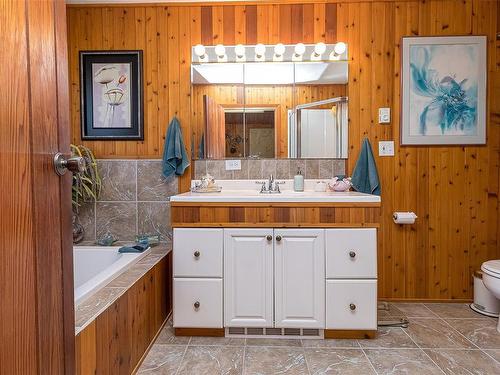 5945 Island Hwy West, Qualicum Beach, BC - Indoor Photo Showing Bathroom