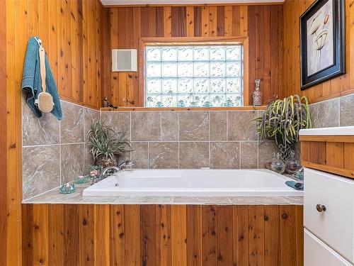 5945 Island Hwy West, Qualicum Beach, BC - Indoor Photo Showing Bathroom