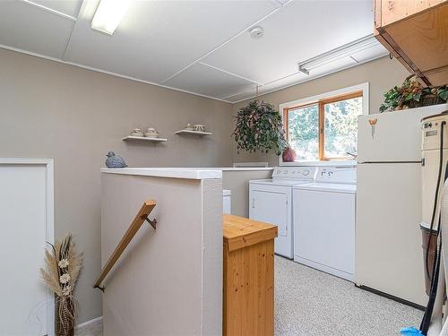 5945 Island Hwy West, Qualicum Beach, BC - Indoor Photo Showing Laundry Room