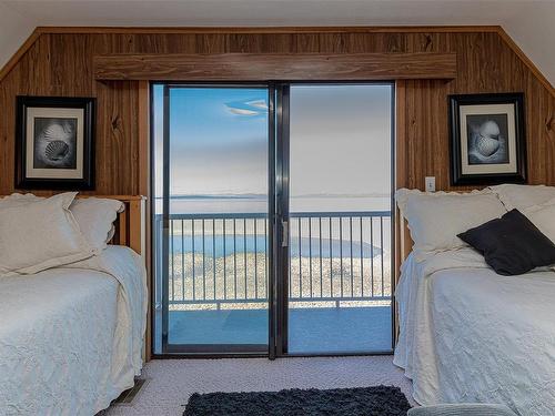 5945 Island Hwy West, Qualicum Beach, BC - Indoor Photo Showing Bedroom