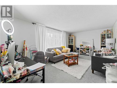 2100 1 Avenue Ne, Salmon Arm, BC - Indoor Photo Showing Living Room