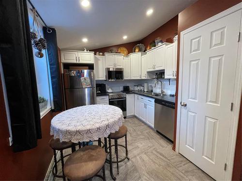 122 6Th Avenue S, Swan River, MB - Indoor Photo Showing Kitchen