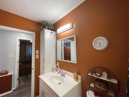 122 6Th Avenue S, Swan River, MB - Indoor Photo Showing Bathroom